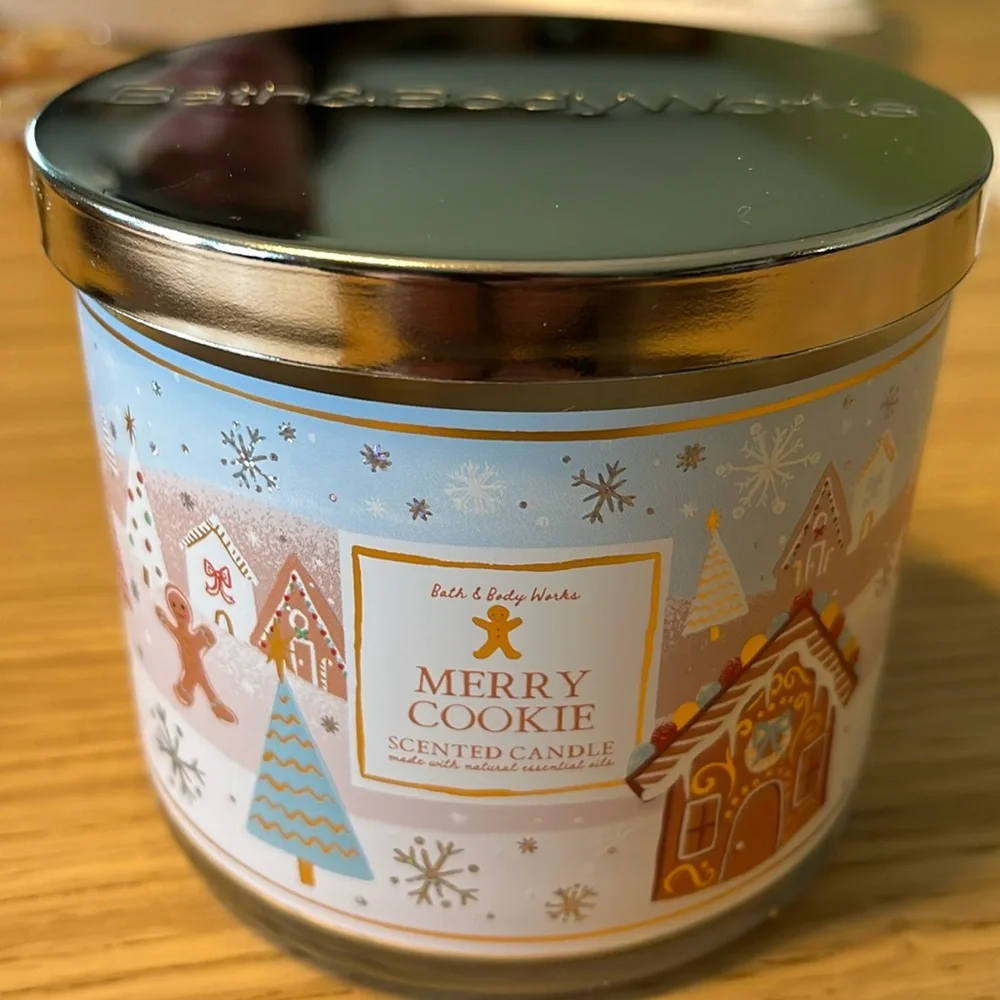Bath & Body Works 3 Wick Candle. Merry Cookie.